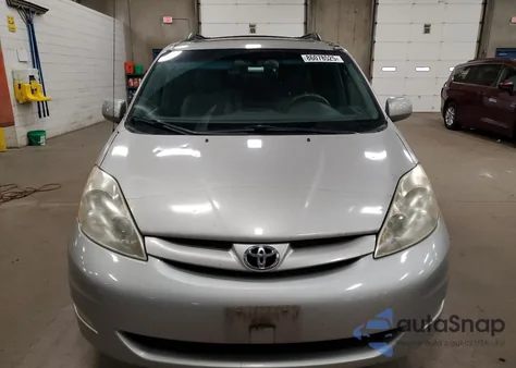 2010 Toyota Sienna Xle z USA, uszkodzony, nr VIN 5TDYK4CC1AS311946